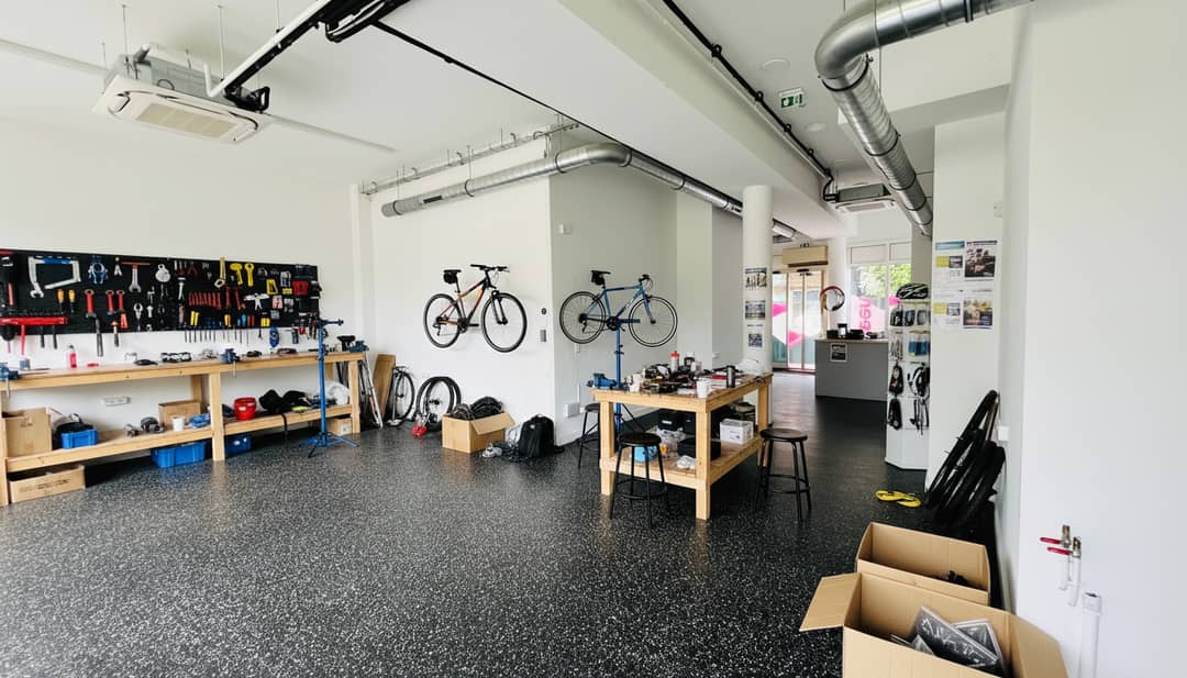 Coworking space at 77 Rue Jean Bleuzen, Vanves