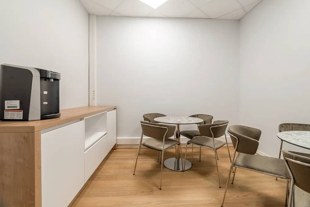 Bureau opéré 19 Rue du Rocher, Paris – photo 4