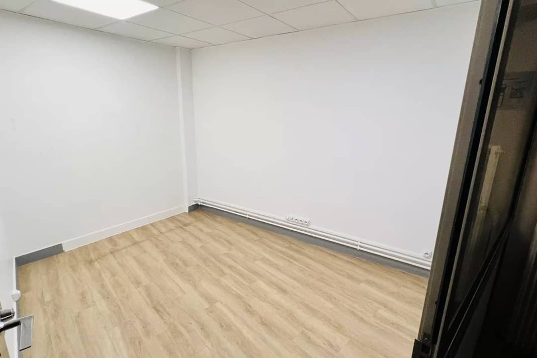 Bureau opéré 16 Rue du Cloitre Notre-Dame, Paris – photo 1