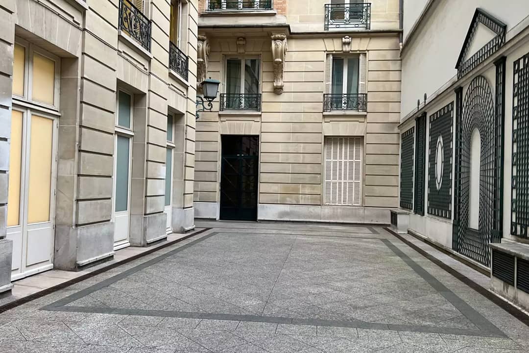 Sublet at 68 Avenue des Champs-Élysées, Paris