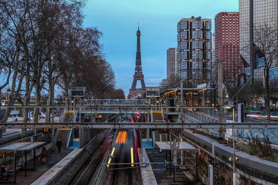 photo d'un metro à paris avec la tour effeil en fond