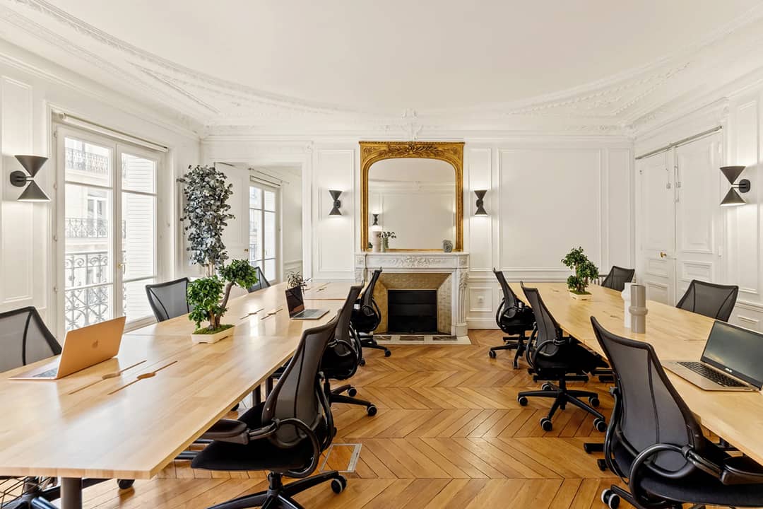 Office in Paris with parquet flooring and mouldings