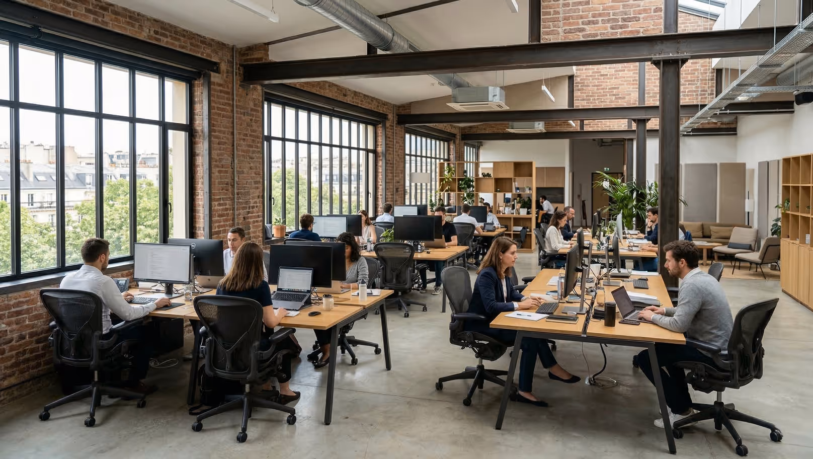 Grand plateau de bureaux en open space avec briques et verrières, loué en bail commercial